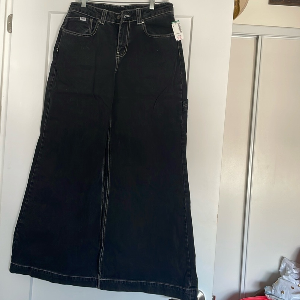 WIDE LEG Jeans.  so wide.